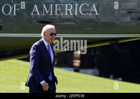 Washington, Vereinigte Staaten. 09th maggio 2022. Il presidente degli Stati Uniti Joe Biden cammina sul prato sud della Casa Bianca al suo ritorno a Washington, DC dopo un fine settimana a Wilmington, Delaware il 9 maggio 2022. Credit: Yuri Gripas/Pool via CNP/dpa/Alamy Live News Foto Stock