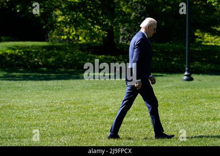 Washington, Vereinigte Staaten. 09th maggio 2022. Il presidente degli Stati Uniti Joe Biden cammina sul prato sud della Casa Bianca al suo ritorno a Washington, DC dopo un fine settimana a Wilmington, Delaware il 9 maggio 2022. Credit: Yuri Gripas/Pool via CNP/dpa/Alamy Live News Foto Stock