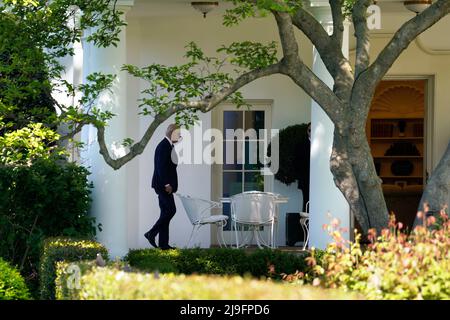 Washington, Vereinigte Staaten. 09th maggio 2022. Il presidente degli Stati Uniti Joe Biden cammina verso l'ufficio ovale della Casa Bianca al suo ritorno a Washington, DC dopo un fine settimana a Wilmington, Delaware il 9 maggio 2022. Credit: Yuri Gripas/Pool via CNP/dpa/Alamy Live News Foto Stock