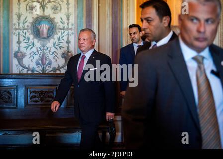 Washington, Vereinigte Staaten. 10th maggio 2022. Re Abdullah II di Giordania arriva per un incontro di lavoro del Comitato del Senato per le Relazioni esterne al Campidoglio degli Stati Uniti a Washington, DC, martedì 10 maggio 2022. Credit: Rod Lammey/CNP/dpa/Alamy Live News Foto Stock