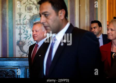 Washington, Vereinigte Staaten. 10th maggio 2022. Re Abdullah II di Giordania arriva per un incontro di lavoro del Comitato del Senato per le Relazioni esterne al Campidoglio degli Stati Uniti a Washington, DC, martedì 10 maggio 2022. Credit: Rod Lammey/CNP/dpa/Alamy Live News Foto Stock