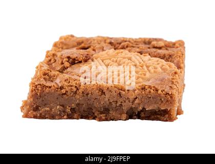 primo piano di un pezzo di torta con biscotti solati su sfondo bianco Foto Stock
