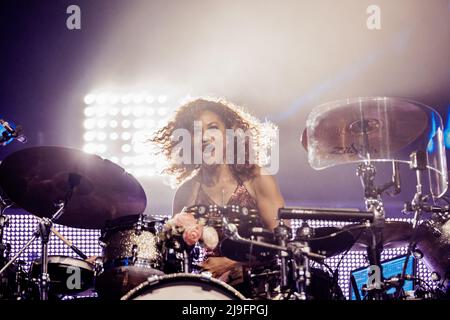 Copenaghen, Danimarca. 21st, maggio 2022. La band rock scozzese Simple Minds suona un concerto dal vivo presso KB Hallen a Frederiksberg, Copenhagen. Qui il batterista Cherisse Osei è visto dal vivo sul palco. (Photo credit: Gonzales Photo - Thomas Rungstrom). Foto Stock