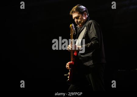 Copenaghen, Danimarca. 21st, maggio 2022. La band rock scozzese Simple Minds suona un concerto dal vivo presso KB Hallen a Frederiksberg, Copenhagen. Qui il chitarrista Charlie Burchill è visto dal vivo sul palco. (Photo credit: Gonzales Photo - Thomas Rungstrom). Foto Stock