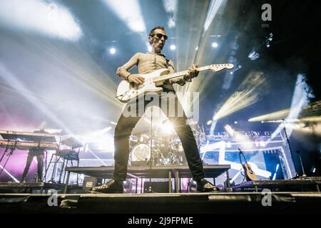 Copenaghen, Danimarca. 21st, maggio 2022. La band rock scozzese Simple Minds suona un concerto dal vivo presso KB Hallen a Frederiksberg, Copenhagen. Qui il chitarrista Gordy Goudie è visto dal vivo sul palco. (Photo credit: Gonzales Photo - Thomas Rungstrom). Foto Stock