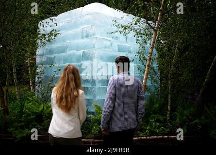 La gente guarda il Plantman's Ice Garden durante la giornata stampa del Chelsea Flower Show RHS, presso il Royal Hospital Chelsea, Londra. Data foto: Lunedì 23 maggio 2022. Foto Stock