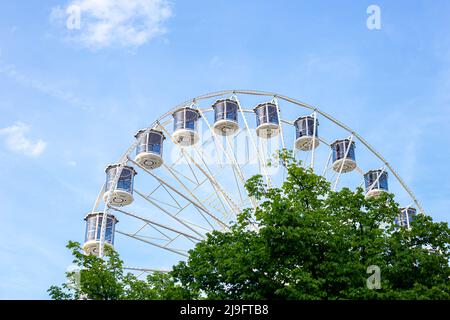 Ruota panoramica contro il cielo, parco divertimenti. Foto Stock