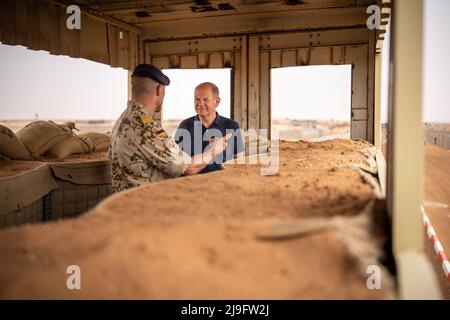 Tillia, Niger. 23rd maggio 2022. Il cancelliere tedesco OLAF Scholz (SPD), visita la base a Tillia, Niger, Africa, con Sven Rump, comandante Bundeswehr della EUTM Mali Joint Special Operations Task Force GAZELLE. Credit: Michael Kappeler/dpa/Alamy Live News Foto Stock