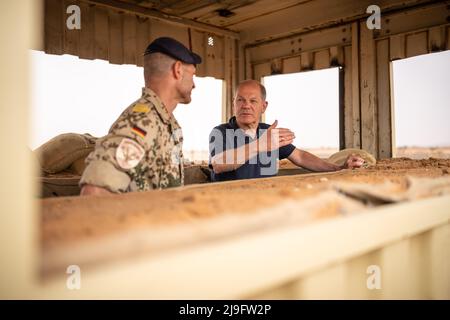 Tillia, Niger. 23rd maggio 2022. Il cancelliere tedesco OLAF Scholz (r, SPD), visita la base a Tillia, Niger, Africa, con Sven Rump, Bundeswehr comandante della EUTM Mali Joint Special Operations Task Force GAZELLE. Credit: Michael Kappeler/dpa/Alamy Live News Foto Stock