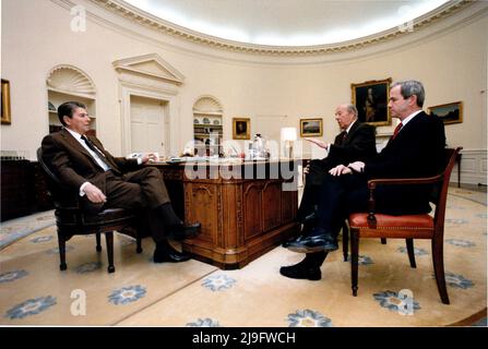 Washington, Vereinigte Staaten. 09th Jan 2010. Il Presidente degli Stati Uniti Ronald Reagan, a sinistra, incontra il Segretario di Stato degli Stati Uniti George Shultz (centro) e Robert McFarlane, Assistente del Presidente per gli Affari di sicurezza Nazionale, a destra, nell'Ufficio ovale della Casa Bianca a Washington, DC venerdì 4 gennaio 1985. Era l'incontro finale di Shultz e McFarlane con il Presidente prima della loro partenza per Geneva.credito obbligatorio: Jack Kightlinger - Casa Bianca via CNP/dpa/Alamy Live News Foto Stock