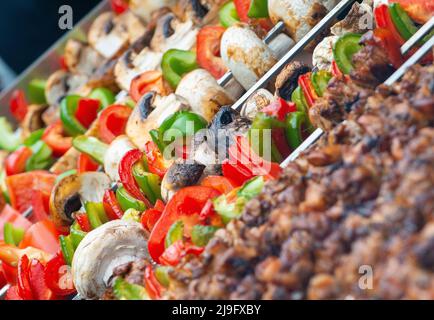 Spiedini di carne e verdure alla griglia. Foto Stock