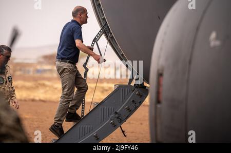 Tillia, Niger. 23rd maggio 2022. Il cancelliere tedesco OLAF Scholz (SPD), a bordo di un velivolo Bundeswehr A400M a Tillia. Scholz sta visitando i soldati Bundeswehr di stanza in Niger per addestrare l'esercito nigeriano. Credit: Michael Kappeler/dpa/Alamy Live News Foto Stock