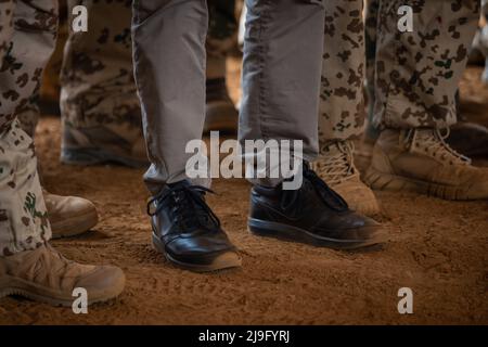 Tillia, Niger. 23rd maggio 2022. Le scarpe del cancelliere tedesco OLAF Scholz (SPD), durante una visita alla JOINT Special Operations Task Force DELLA Bundeswehr EUTM Mali, PRESSO la sua base a Tillia, Niger, Africa. Credit: Michael Kappeler/dpa/Alamy Live News Foto Stock