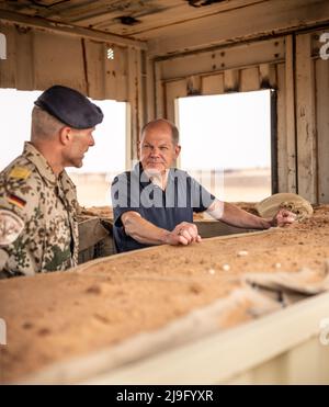 Tillia, Niger. 23rd maggio 2022. Il cancelliere tedesco OLAF Scholz (SPD), visita la base a Tillia, Niger, Africa, con Sven Rump, comandante Bundeswehr della EUTM Mali Joint Special Operations Task Force GAZELLE. Credit: Michael Kappeler/dpa/Alamy Live News Foto Stock