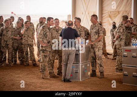 Tillia, Niger. 23rd maggio 2022. Il cancelliere tedesco OLAF Scholz (SPD), parla ai soldati durante una visita alla TASK force congiunta per le operazioni speciali della Bundeswehr (EUTM Mali) PRESSO la base di Tillia, Niger, Africa. Credit: Michael Kappeler/dpa/Alamy Live News Foto Stock