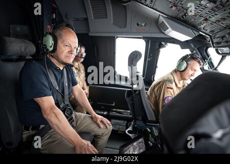 Tillia, Niger. 23rd maggio 2022. Il cancelliere tedesco OLAF Scholz (SPD), vola a Tillia su un velivolo da trasporto Bundeswehr A400M. Scholz sta visitando i soldati Bundeswehr di stanza in Niger per l'addestramento. Credit: Michael Kappeler/dpa/Alamy Live News Foto Stock