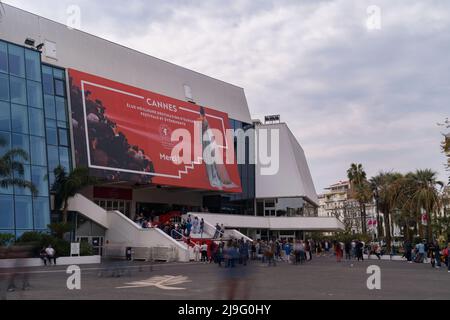 CANNES, FRANCIA - Maggio 21st 2022 tappeto rosso al Palais des Festivals et des Congres Foto Stock