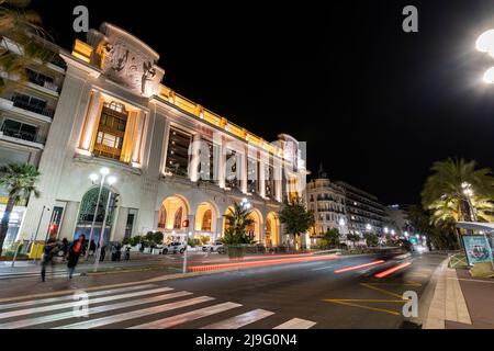 Nizza, Francia - Aprile 4th 2022: Palais de la Mediterranee casinò di notte nel sud della Francia, Hyatt Regency hotel Nice Francia Foto Stock