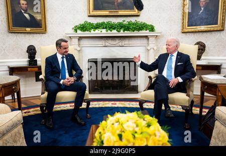 Washington, DC, Stati Uniti. 16th maggio 2022. Il presidente degli Stati Uniti Joe Biden incontra il primo ministro greco Kyriakos Mitsotakis, presso l'ufficio ovale della Casa Bianca di Washington, DC, Stati Uniti, lunedì 16 maggio, 2022. Secondo la Casa Bianca, i leader dovrebbero discutere di sostenere il popolo ucraino e imporre costi economici alla Russia per la sua aggressione senza provocazioni. Credit: Doug Mills/Pool via CNP/dpa/Alamy Live News Foto Stock