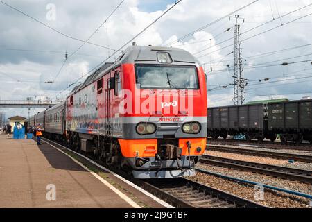 Treno alla stazione ferroviaria Novosibirsk-Glavny nella città di Novosibirsk in Russia, un'importante fermata lungo la ferrovia Trans-Siberiana. Foto Stock