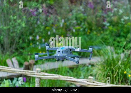 Londra, Regno Unito. 23rd maggio 2022. Un drone spara Un giardino del paesaggio della Gran Bretagna di Rewilding, Sponsor: Progetto che dà indietro, progettista: Lulu Urquhart e Adam Hunt - il 2022 Chelsea Flower Show. Credit: Guy Bell/Alamy Live News Foto Stock