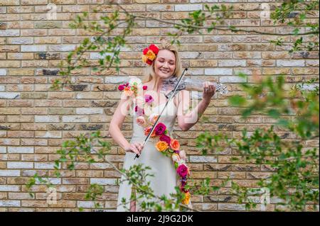 Londra, Regno Unito. 23rd maggio 2022. Il Brewin Dolphin Garden vede una performance contemporanea di un duo di danza madre e figlia, Kate e Rubie Garvie, 50 e 13 con il violinista Sally Potterton), sul primo show Garden basato su un sito brownfield. Vestito in abiti creati da tessuto sostenibile e ricalcato - il Chelsea Flower Show 2022. Credit: Guy Bell/Alamy Live News Foto Stock