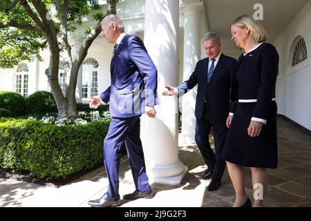 Washington, Vereinigte Staaten. 19th maggio 2022. Il presidente AMERICANO Joe Biden, a sinistra, il primo ministro svedese Magdalena Andersson, a destra, e il presidente finlandese Sauli Niinistö arrivano per una conferenza stampa nel Giardino delle Rose della Casa Bianca a Washington DC il 19 maggio 2022. Credit: Oliver Contreras/Pool via CNP/dpa/Alamy Live News Foto Stock