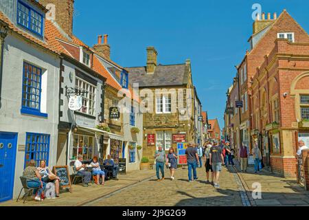 Church Street, uno dei Whitby Lanes sulla riva orientale del fiume Esk a Whitby, North Yorkshire, Inghilterra. Foto Stock