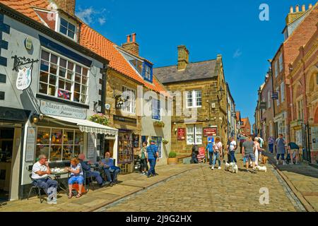Church Street, uno dei Whitby Lanes sulla riva orientale del fiume Esk a Whitby, North Yorkshire, Inghilterra. Foto Stock