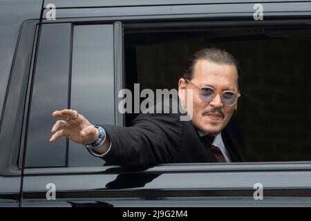 L'attore Johnny Depp ondeggia verso gli spettatori mentre si allontana dal suo processo anti-diffamazione al tribunale della contea di Fairfax a Fairfax, VA, il 17 maggio 2022. Credito: Chris Kleponis / CNP (RESTRIZIONE: NESSUN giornale o giornale New York o New Jersey entro un raggio di 75 miglia da New York) Foto Stock