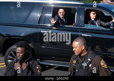 L'attore Johnny Depp ondeggia verso i suoi fan mentre arriva per il suo processo anti-diffamazione al tribunale della contea di Fairfax a Fairfax, Virginia, mercoledì 18 maggio 2022. Credito: Chris Kleponis / CNP (RESTRIZIONE: NESSUN giornale o giornale New York o New Jersey entro un raggio di 75 miglia da New York) Foto Stock