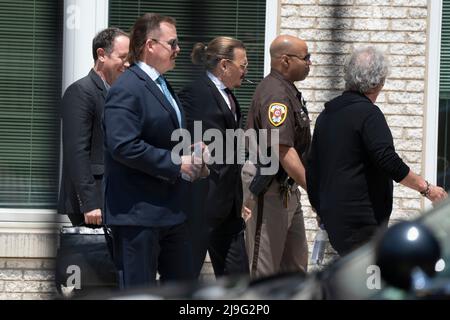 Fairfax, Virginia. 17th maggio 2022. L'attore Johnny Depp prende una pausa dal suo processo anti-diffamazione al tribunale della contea di Fairfax, Virginia, il 17 maggio 2022. Credit: Chris Kleponis/CNP (RESTRIZIONE: NO New York o New Jersey Quotidiani o giornali entro un raggio di 75 miglia da New York) Credit: dpa/Alamy Live News Foto Stock