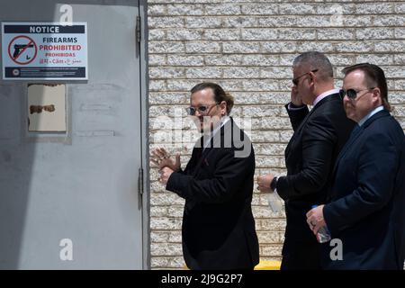 Fairfax, Virginia. 17th maggio 2022. L'attore Johnny Depp prende una pausa dal suo processo anti-diffamazione al tribunale della contea di Fairfax, Virginia, il 17 maggio 2022. Credit: Chris Kleponis/CNP (RESTRIZIONE: NO New York o New Jersey Quotidiani o giornali entro un raggio di 75 miglia da New York) Credit: dpa/Alamy Live News Foto Stock