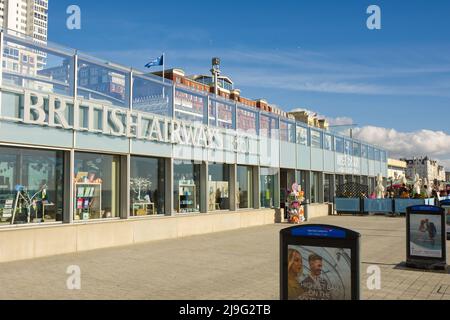 Fai shopping e caffetteria nel centro della torre panoramica del i360 sul lungomare di Brighton, East Sussex, Inghilterra Foto Stock