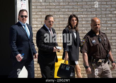 Fairfax, Virginia. 17th maggio 2022. L'attore Johnny Depp prende una pausa dal suo processo anti-diffamazione al tribunale della contea di Fairfax, Virginia, il 17 maggio 2022. Credit: Chris Kleponis/CNP (RESTRIZIONE: NO New York o New Jersey Quotidiani o giornali entro un raggio di 75 miglia da New York) Credit: dpa/Alamy Live News Foto Stock