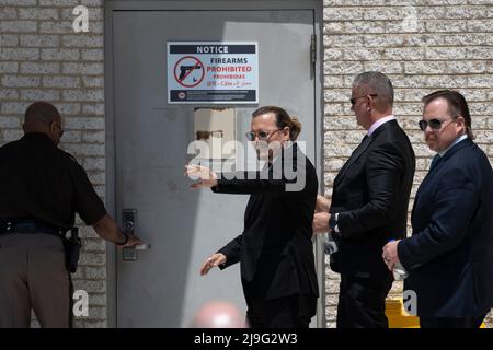 Fairfax, Virginia. 17th maggio 2022. L'attore Johnny Depp prende una pausa dal suo processo anti-diffamazione al tribunale della contea di Fairfax, Virginia, il 17 maggio 2022. Credit: Chris Kleponis/CNP (RESTRIZIONE: NO New York o New Jersey Quotidiani o giornali entro un raggio di 75 miglia da New York) Credit: dpa/Alamy Live News Foto Stock