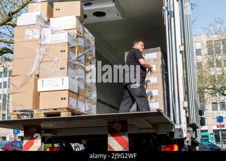 Traffico di consegna locale, scarico di merci congelate alla stazione centrale di Dusseldorf Foto Stock