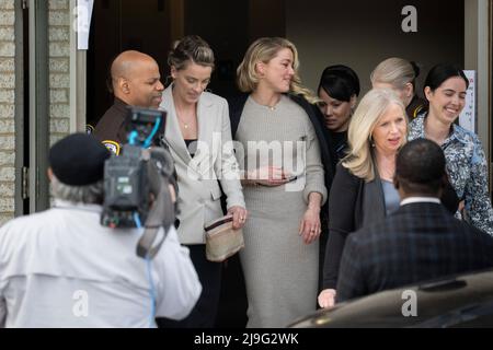 Fairfax, Virginia. 17th maggio 2022. L'attore Amber Heard parte dal processo anti-diffamazione portato da Johnny Depp al tribunale della contea di Fairfax a Fairfax, VA, il 17 maggio 2022. Credit: Chris Kleponis/CNP (RESTRIZIONE: NO New York o New Jersey Quotidiani o giornali entro un raggio di 75 miglia da New York) Credit: dpa/Alamy Live News Foto Stock