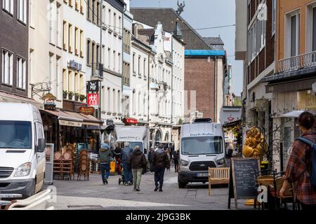 Traffico di consegna nel centro storico di Düsseldorf al mattino Foto Stock