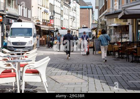 Traffico di consegna nel centro storico di Düsseldorf al mattino Foto Stock