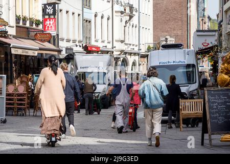 Traffico di consegna nel centro storico di Düsseldorf al mattino Foto Stock