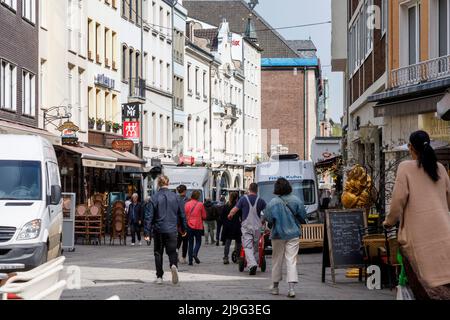 Traffico di consegna nel centro storico di Düsseldorf al mattino Foto Stock