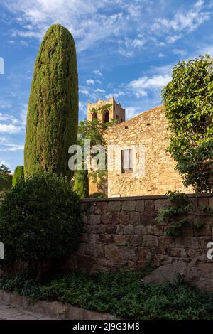 chiesa medievale in pietra nella città di pals sulla costa brava Foto Stock