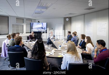 2022-05-23 13:38:24 L'AIA - i partecipanti fanno domande ai membri della commissione parlamentare pertinente in occasione della due giorni evento rivendicazioni e prove - incontro tra scienza e politica. Questo incontro si concentra sul fondamento scientifico della politica e sull'interazione tra scienza e politica. ANP KOEN VAN WEEL olanda OUT - belgio OUT Foto Stock