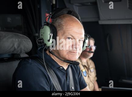 Tillia, Niger. 23rd maggio 2022. Il cancelliere tedesco OLAF Scholz (SPD), vola a Tillia su un velivolo da trasporto Bundeswehr A400M. Scholz sta visitando i soldati Bundeswehr di stanza in Niger per l'addestramento. Credit: Michael Kappeler/dpa/Alamy Live News Foto Stock