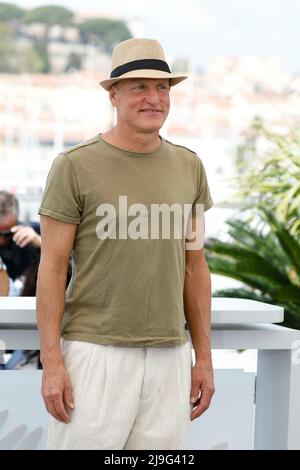 Cannes, Frankreich. 22nd maggio 2022. Woody Harrelson si pone alla fotocellula del 'Triangolo della tristezza' durante il Festival annuale del Cinema di Cannes 75th al Palais des Festivals di Cannes, Francia, il 22 maggio 2022. Credit: dpa/Alamy Live News Foto Stock