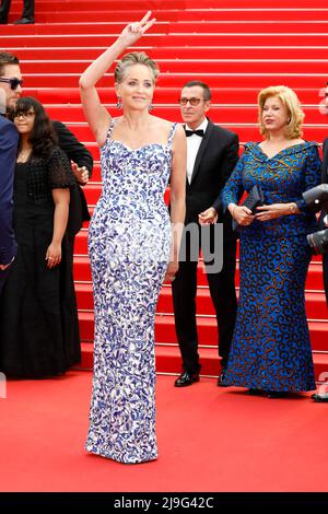 Cannes, Frankreich. 22nd maggio 2022. Sharon Stone partecipa alla prima di 'Forever Young' durante il Festival annuale del Cinema di Cannes 75th al Palais des Festivals di Cannes, in Francia, il 22 maggio 2022. Credit: dpa/Alamy Live News Foto Stock