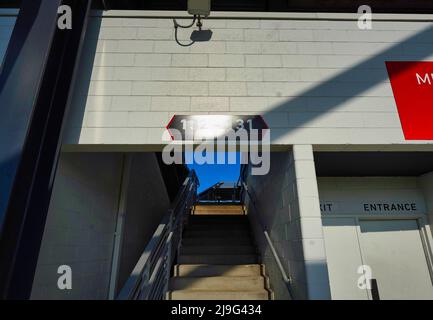 Scale che conducono alle bancarelle in uno stadio di calcio Foto Stock