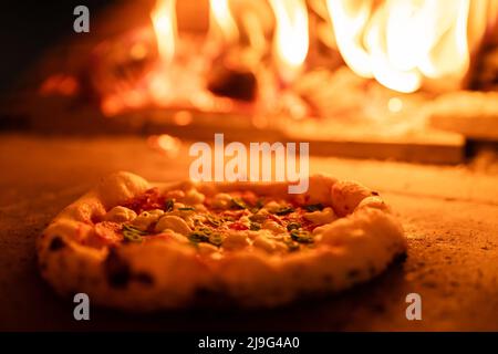 Cuoci la pizza italiana originale a casa - preparazione tradizionale Foto  stock - Alamy