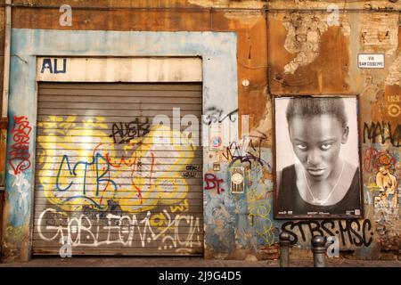 Bologna, Italia. Facciata dell'edificio nel centro storico in cattive condizioni e vandalizzata con vernice spray. Foto Stock